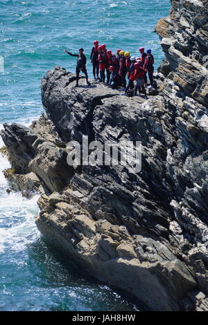 Porth Dafarch Coasteering, Banque D'Images