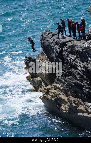 Porth Dafarch Coasteering, Banque D'Images