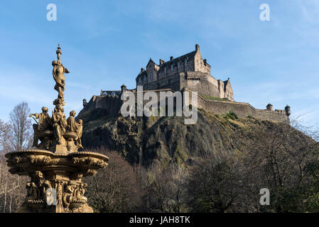 Vue sur le château d'Edimbourg avec fontaine en premier plan d'ouest Prix Street Gardens, Édimbourg, Écosse Banque D'Images