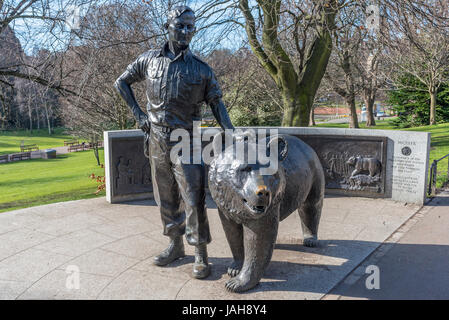 Statue représentant l'ours Wojtek "soldat" qui a été adopté par le contingent polonais durant la Seconde Guerre mondiale, à l'ouest de Princes Street Gardens, Édimbourg, Écosse Banque D'Images