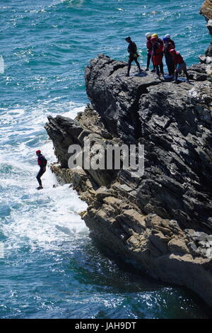 Porth Dafarch Coasteering, Banque D'Images