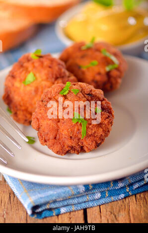 Boulettes de viande avec de la moutarde sur le fond en bois récipient blanc Banque D'Images