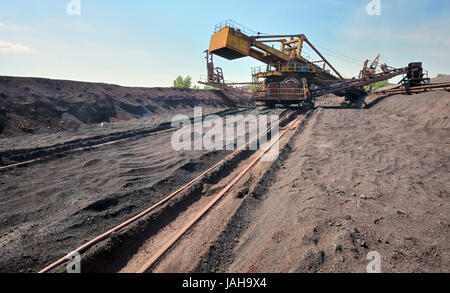 Convoyeur de minerai à l'usine sidérurgique Banque D'Images