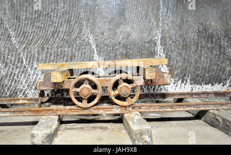 Vieux wagon à l'intérieur du rail sur mine de sel Banque D'Images