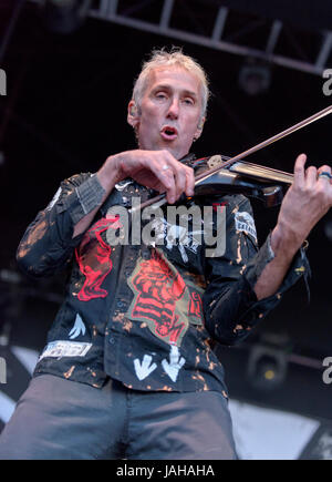 Joueur de fiddle band folk levellers, Jon Sevink effectuant à Wychwood Festival. Cheltenham, UK Banque D'Images