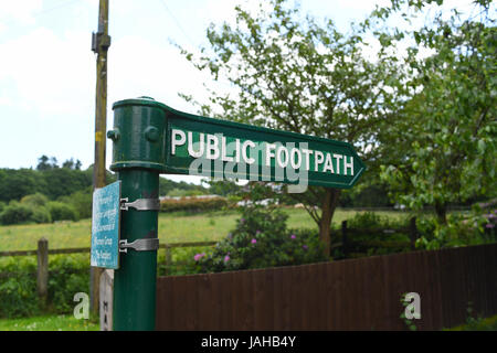 Sentier Public signes dans le village de West Hampshire jaune Banque D'Images