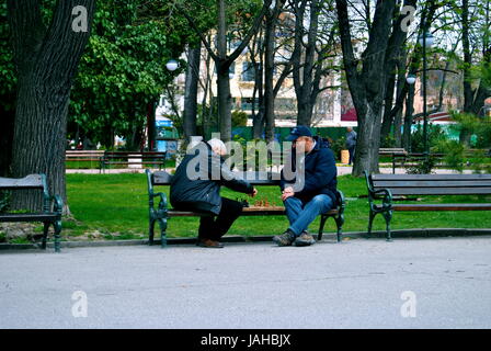 Deux hommes jouant aux échecs, Plovdiv, Bulgarie Banque D'Images