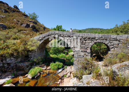 Pont Romain de Cava da Velha à travers le Laboreiro river. Castro Laboreiro, Peneda Geres National Park. Portugal Banque D'Images