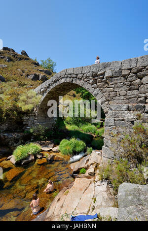 Pont Romain de Cava da Velha à travers le Laboreiro river. Castro Laboreiro, Peneda Geres National Park. Portugal (MR) Banque D'Images