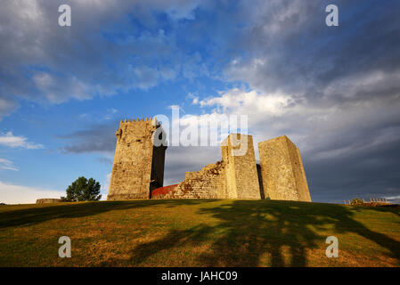 Le château médiéval de Montalegre au coucher du soleil, datant du 13e siècle. Trás-os-Montes, Portugal Banque D'Images