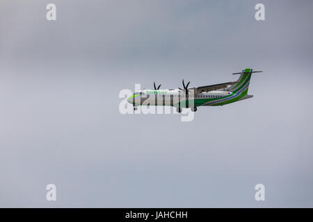 ARECIFE, ESPAGNE - avril 16, 2017 : ATR 72 de Binter avec l'enregistrement CE-MPI L'atterrissage à l'aéroport de Lanzarote Banque D'Images