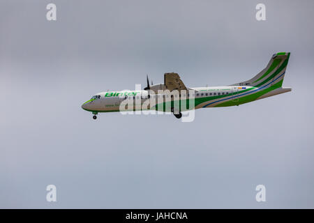 ARECIFE, ESPAGNE - avril 16, 2017 : ATR 72 de Binter avec l'enregistrement CE-MPI L'atterrissage à l'aéroport de Lanzarote Banque D'Images