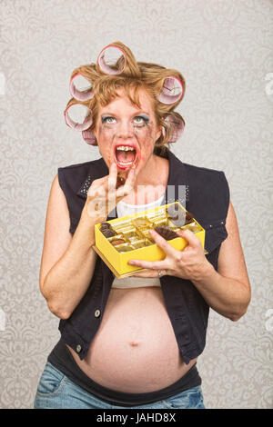 Hillbilly enceintes pigging out sur fort de bonbons Banque D'Images