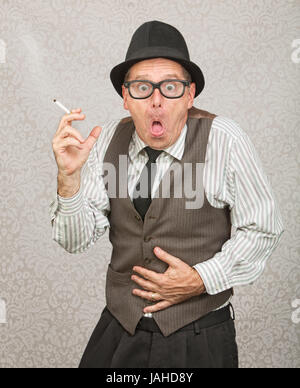 Single man holding cigarette avec maux de ventre Banque D'Images