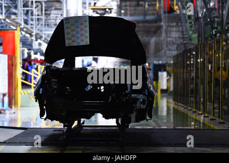 Organes de la voiture sur la ligne de production à l'intérieur de l'usine automobile Banque D'Images