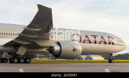 Boeing 777-300ER de Qatar Airways à l'aéroport de Guarulhos, GRU - Sao Paulo Brésil - 2017 Banque D'Images