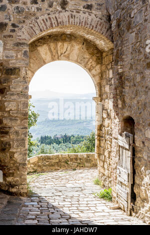 Archway à San Quirico avec vue sur la campagne toscane en Toscane, Italie Banque D'Images