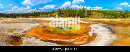 Panorama piscine chromatique, le Parc National de Yellowstone, Upper Geyser basin, Wyoming Banque D'Images