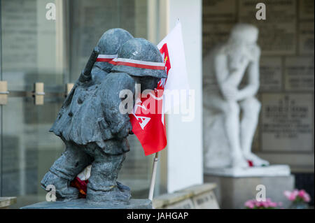 Le monument du peu d'insurgés de Varsovie étonnant à St Stanislas Kostka Church et sanctuaire du Bienheureux Jerzy Popieluszko à Varsovie, Pologne Banque D'Images