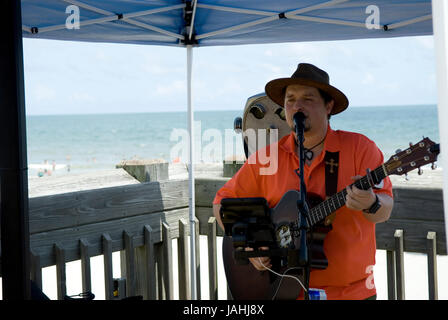Josh Johansson effectuant à Folly Beach Fishing Pier à Charleston, Caroline du Sud, USA. Banque D'Images