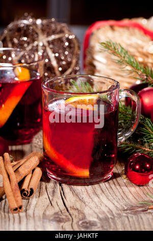 Heisser aromatischer glühwein punsch mit orangen und weihnachten zimt avènement d'hiver Banque D'Images