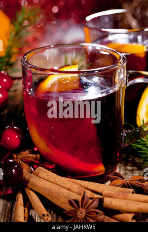 Heisser aromatischer glühwein punsch mit orangen und weihnachten zimt avènement d'hiver Banque D'Images