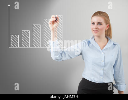 Business Woman dessin à la main un graphique, fond gris Banque D'Images