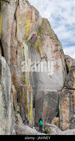 Houser Nic grimpe un itinéraire appelé Interceptor 5.11a à la ville des roches de l'Idaho Banque D'Images