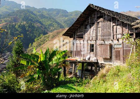 Maisons en bois dans le village près de Longsheng Guilin, Guanxi Province, China Banque D'Images