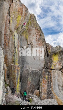 Houser Nic grimpe un itinéraire appelé Interceptor 5.11a à la ville des roches de l'Idaho Banque D'Images