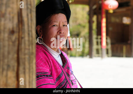 LONGSHENG PING AN, CHINE - 10 NOVEMBRE 2010 : Portrait de la femme de longs cheveux des femmes de la minorité ethnique Yao dans la province du Guangxi Banque D'Images