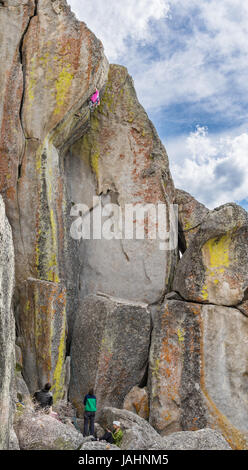 Houser Nic grimpe un itinéraire appelé Interceptor 5.11a à la ville des roches de l'Idaho Banque D'Images