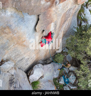 Houser Nic grimpe une route appelée Shake 'n' Flake 5.10c à Castle Rocks State Park California Banque D'Images