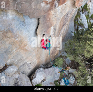 Houser Nic grimpe une route appelée Shake 'n' Flake 5.10c à Castle Rocks State Park California Banque D'Images