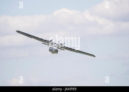 Conserves de PBY-5A Catalina flying boat volant à un spectacle aérien de Duxford Banque D'Images