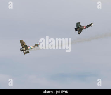 Un Sopwith Triplane et un Fokker Triplane de la Grande Guerre de l'équipe d'affichage à une simulation de combat à un spectacle aérien de Duxford Banque D'Images