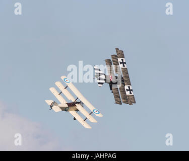 Un Sopwith Triplane et un Fokker Triplane de la Grande Guerre de l'équipe d'affichage à une simulation de combat à un spectacle aérien de Duxford Banque D'Images