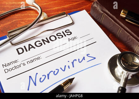 Formulaire médical à effectuer le diagnostic Les norovirus sur une table. Banque D'Images