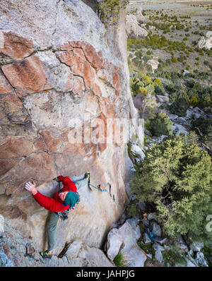 Houser Nic grimpe une route appelée Shake 'n' Flake 5.10c à Castle Rocks State Park California Banque D'Images