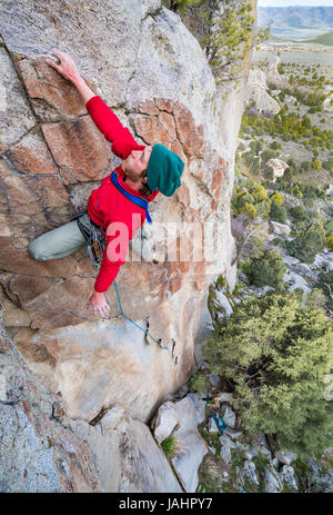 Houser Nic grimpe une route appelée Shake 'n' Flake 5.10c à Castle Rocks State Park California Banque D'Images