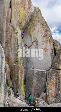 Houser Nic grimpe un itinéraire appelé Interceptor 5.11a à la ville des roches de l'Idaho Banque D'Images