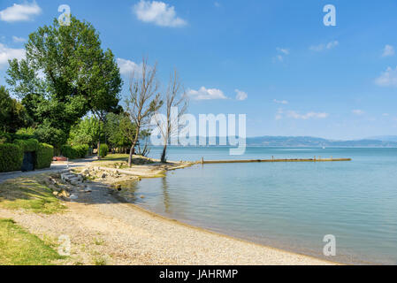 Plage du lac Trasimène, Ombrie, Italie Banque D'Images