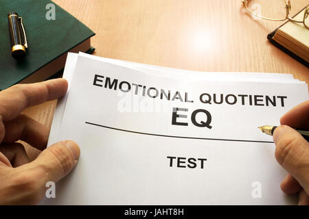 Quotient émotionnel test EQ sur une table de bureau. Banque D'Images