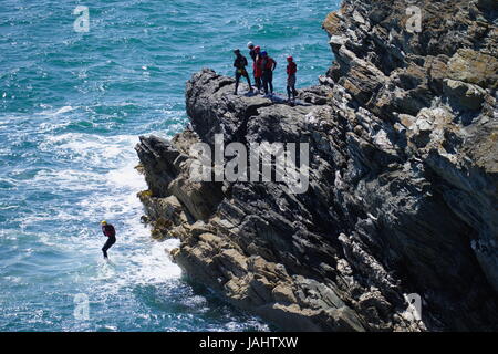 Porth Dafarch Coasteering, Banque D'Images