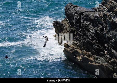 Porth Dafarch Coasteering, Banque D'Images