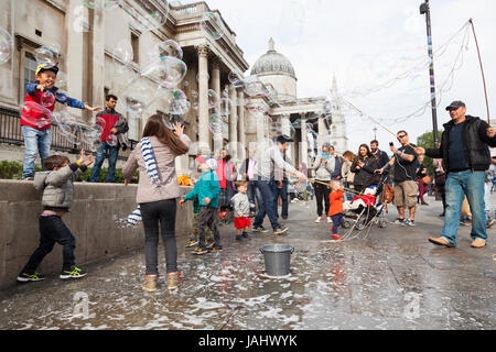 Londres, Royaume-Uni, 6 mai 2017 : les enfants s'amuser avec des bulles de savon géantes sur Trafalgar square en face de la National Gallery Museum Banque D'Images