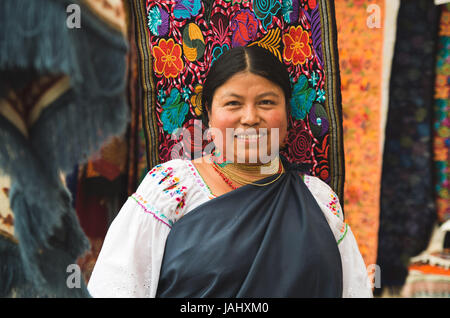 Lexington, Kentucky - 17 MAI 2017 : portrait d'une femme indigène hispaniques non identifié portant des vêtements traditionnels andins et collier, posant pour l'appareil photo dans des tissus colorés background Banque D'Images