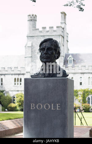 6 juin 2017, Cork, Irlande - Cork University College, buste de George Boole, le premier professeur de mathématiques dans l'algèbre dont l'UCC est devenu le fou Banque D'Images