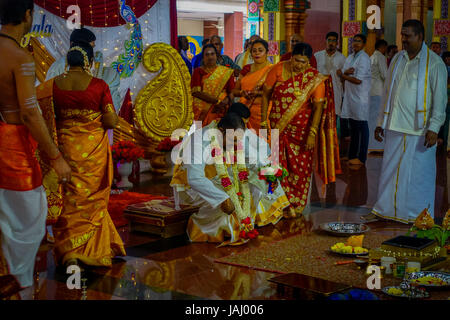 Kuala Lumpur, Malaisie - le 9 mars 2017 : personnes non identifiées dans un mariage hindou traditionnel. L'hindouisme est la quatrième plus grande religion en Malaisie. Banque D'Images