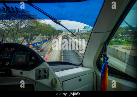 Kuala Lumpur, Malaisie - le 9 mars 2017 : Le KL Monorail est un système de monorail surélevé court et que la connexion de destinations au sein du centre-ville le long de 11 stations et 8,6 km. Banque D'Images